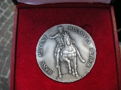 Il fronte della medaglia commemorativa