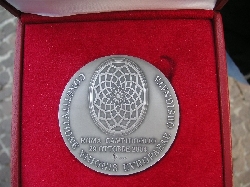 Il retro della medaglia commemorativa